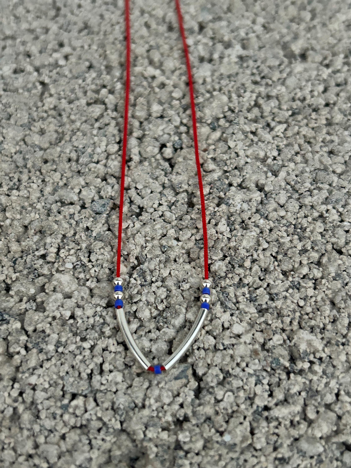 Red string necklace with silver tubes and blue Miyuki — Koï Design handmade necklace, photo 6