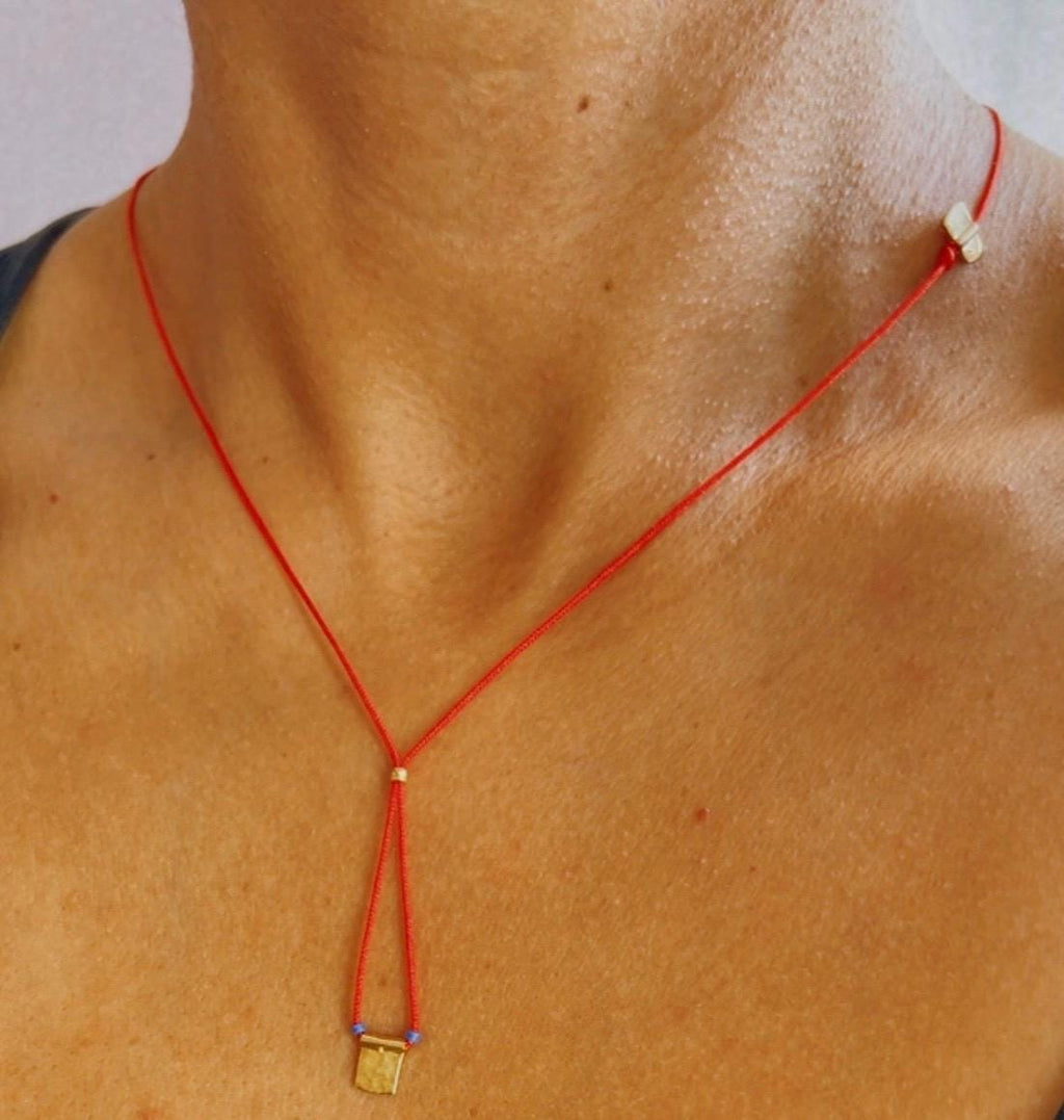 Red string necklace with a gold-plated charm — Koï Design handmade necklace, photo 4