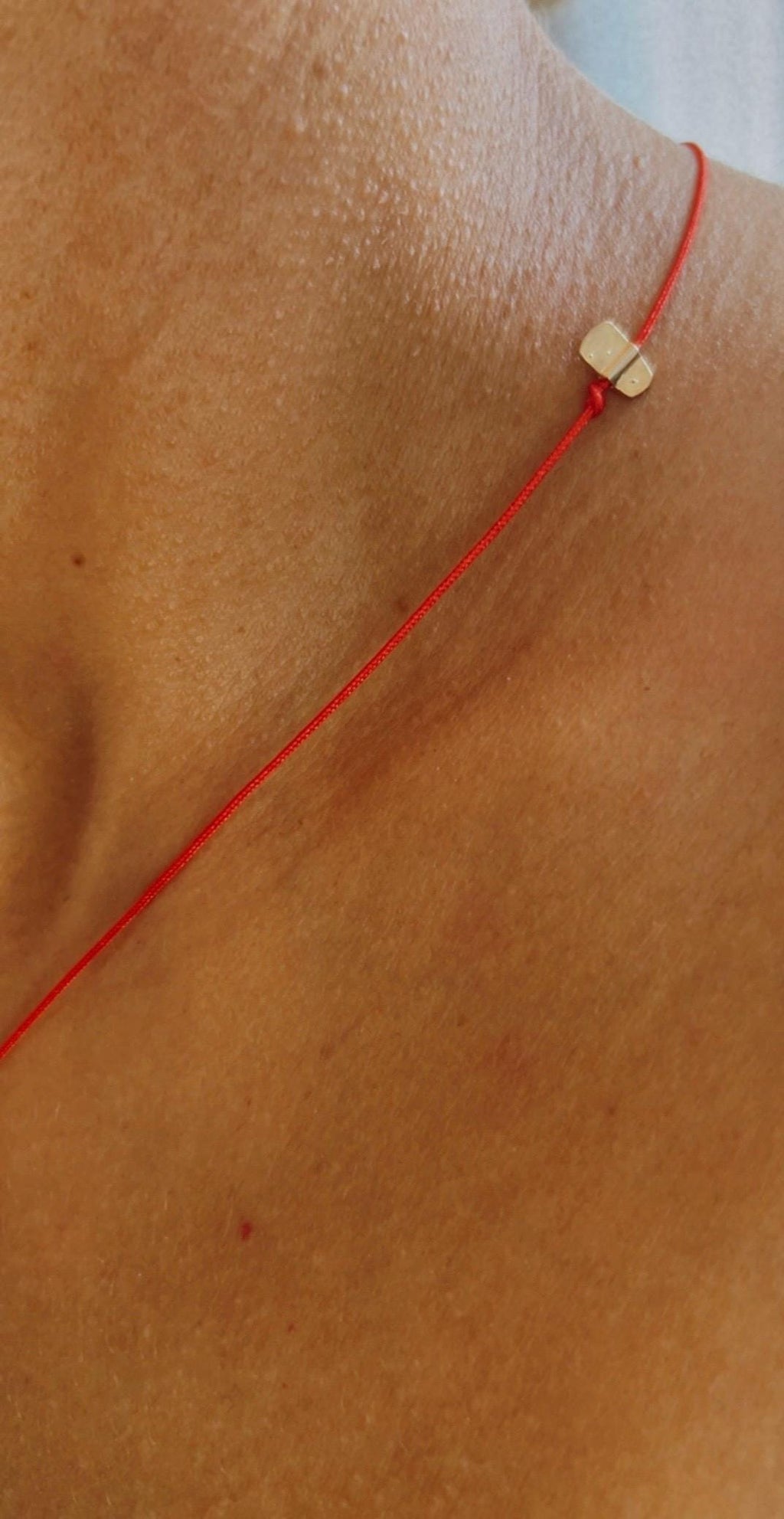 Red string necklace with a gold-plated charm — Koï Design handmade necklace, photo 5