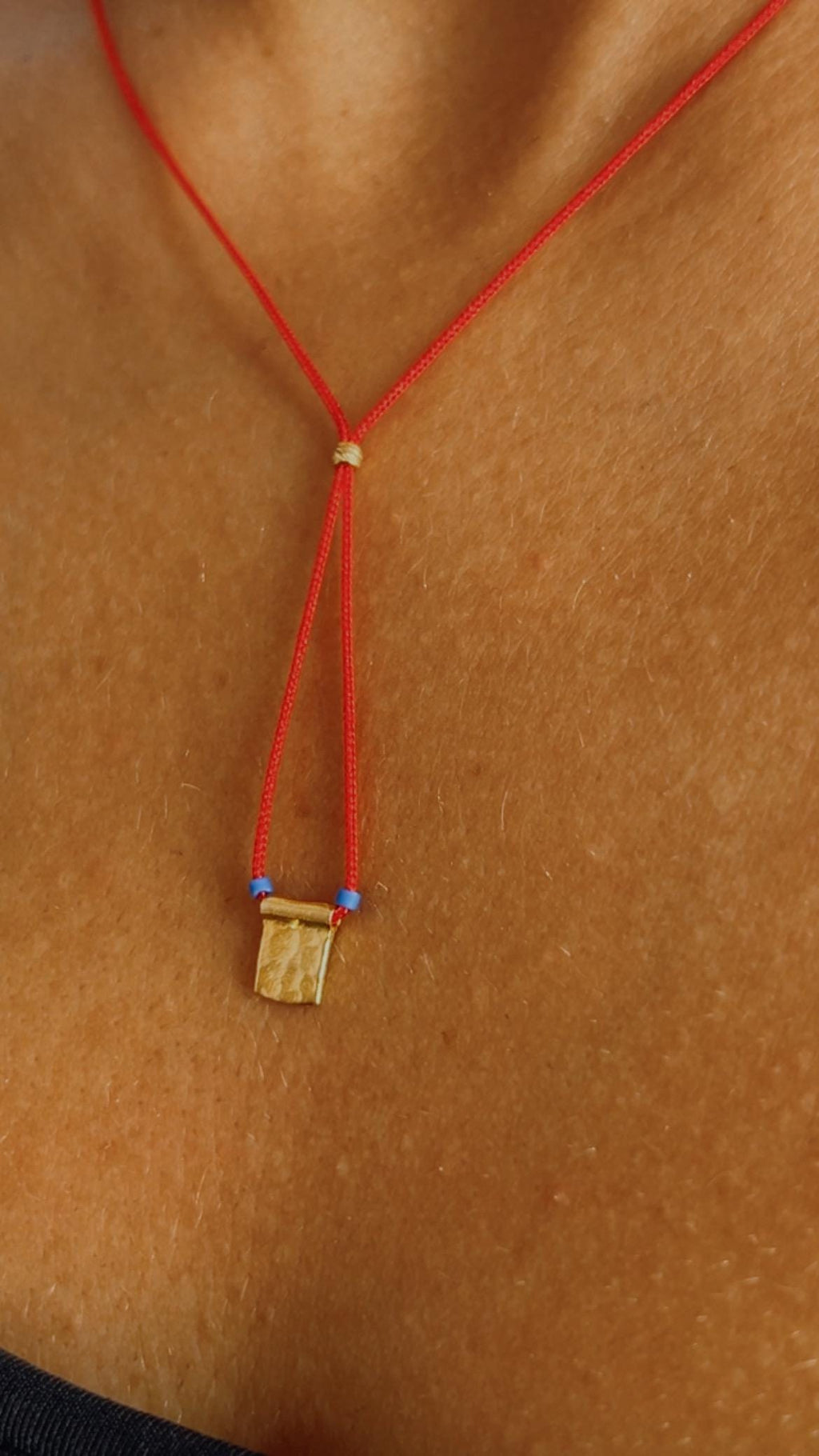 Red string necklace with a gold-plated charm — Koï Design handmade necklace, photo 3