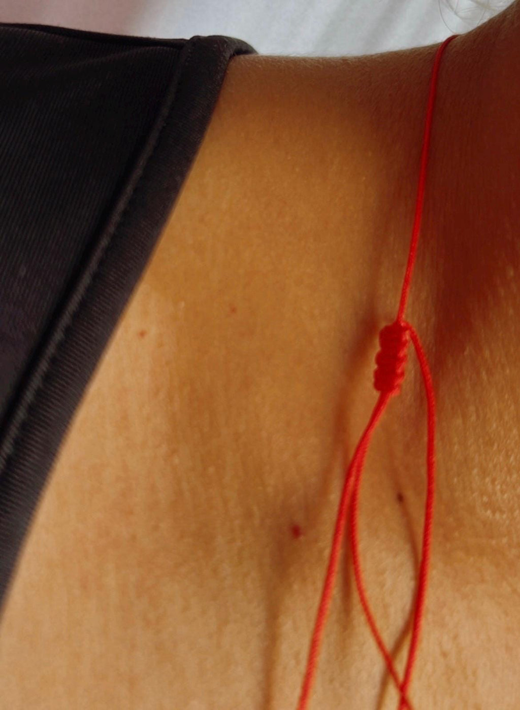 Red string necklace with a gold-plated charm — Koï Design handmade necklace, photo 6