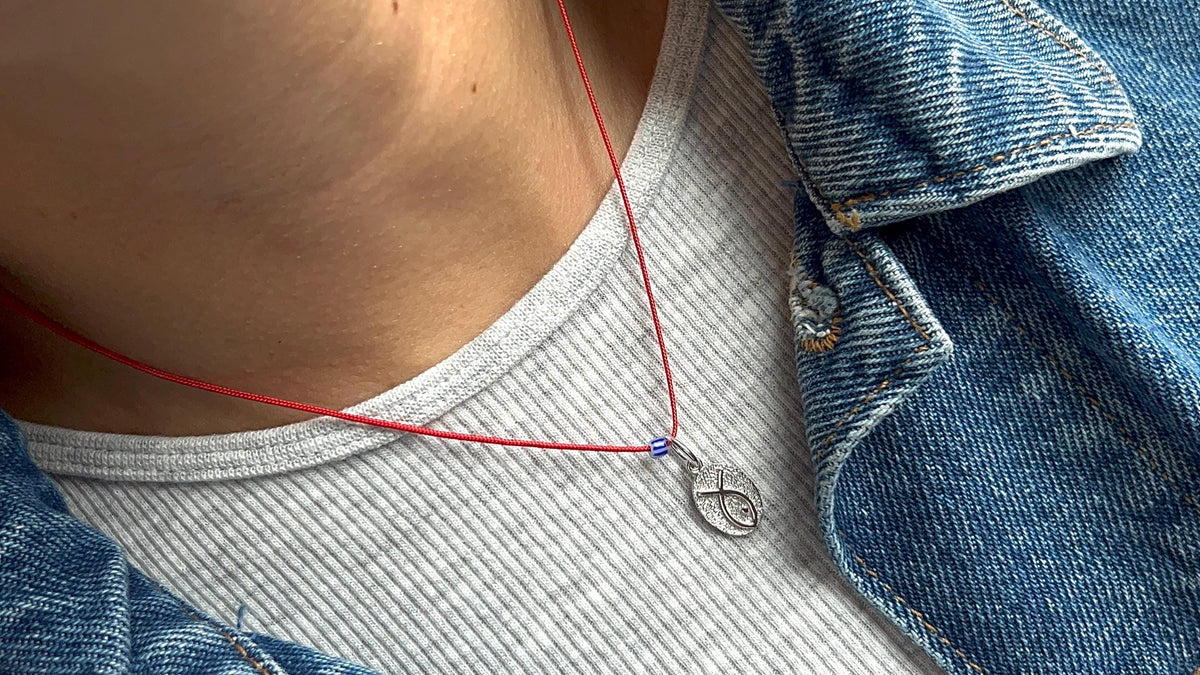 Silver fish on a red string — Koï Design handmade necklace, photo 11