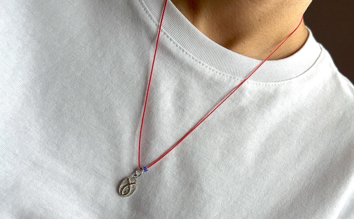 Silver fish on a red string — Koï Design handmade necklace, photo 2